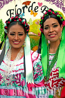 Flor de Pia dancers