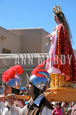 Bringing La Conquistadora to the Plaza