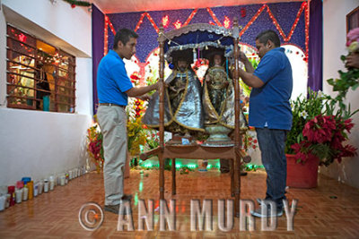 Preparing the anda for the procession
