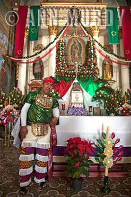 Ismael in front of the altar
