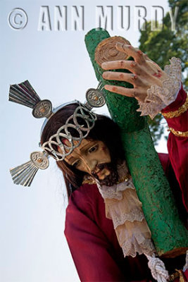 Cristo carrying cross