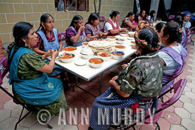 The Ladies at Section 1 having comida