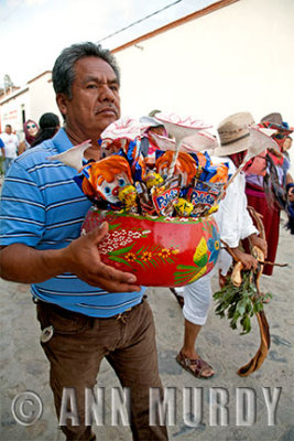 Carrying xiapextle in procession