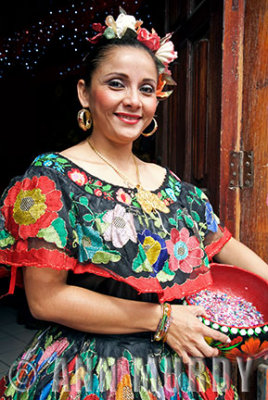 Chiapaneca holding gourd