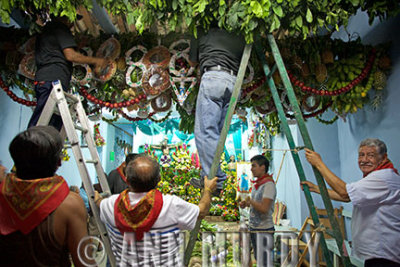 Decorating the ofrenda