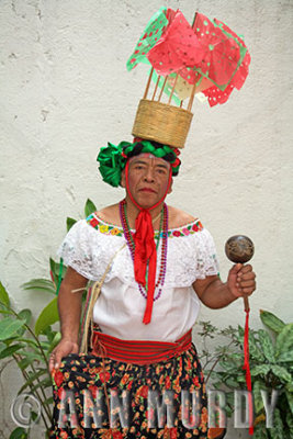 Chunt with canasta holding chinchin