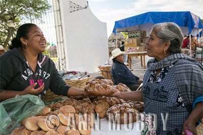 Buying hojaladras bread