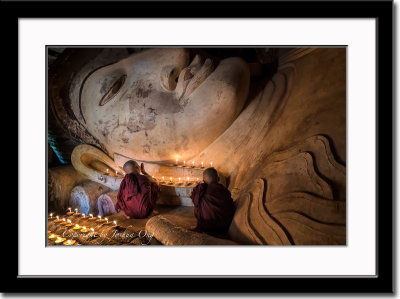 Praying at Buddha's statue