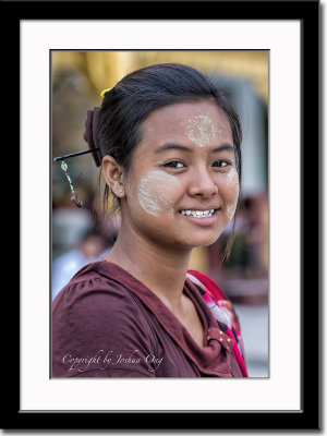 A countryside girl at Shwedagon temple 