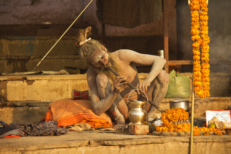 Naga Sadhu blowing.jpg