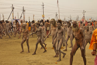 Naga Sadhus parade 04.jpg