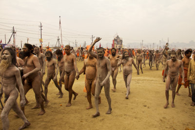 Naga Sadhus parade 05.jpg