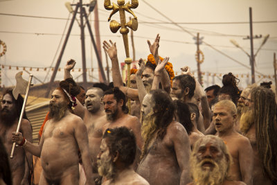 Naga Sadhus parade 06.jpg