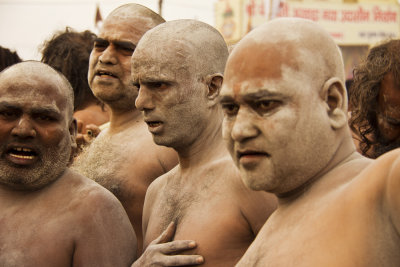 Naga Sadhus parade 08.jpg