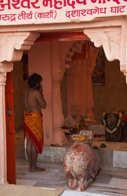 Priest Varanasi.jpg
