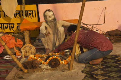 Naga Sadhu blessing.jpg