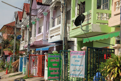 Colorful houses Ayuthaya.jpg