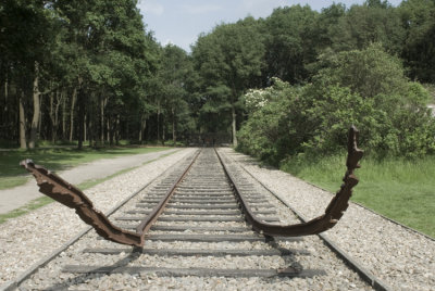 F8 Camp Westerbork-The final road.jpg
