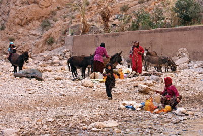 women are collecting water in gorge Todra - Marocco (_MG_1187ok.jpg