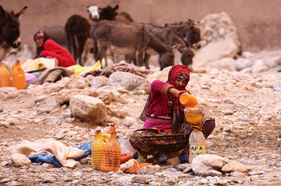 women are collecting water in gorge Todra - Marocco (_MG_1192ok.jpg