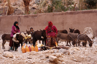 women are collecting water in gorge Todra - Marocco (_MG_1205ok.jpg