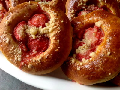 Sweet buns with strawberries and crumble