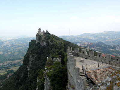 one of three towers in San Marino / jedna z trzech wiez obronnych