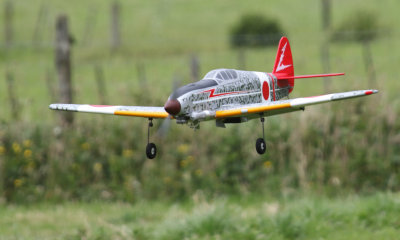 Justin's Hine following the Tucano down but preferring the grass strip 0T8A2141