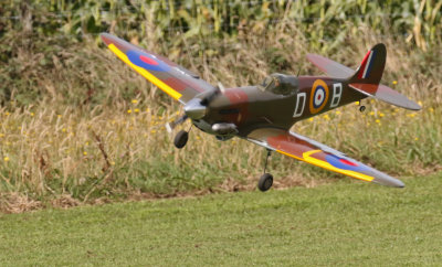Gary's spitfire charges in to land, 0T8A8508.jpg