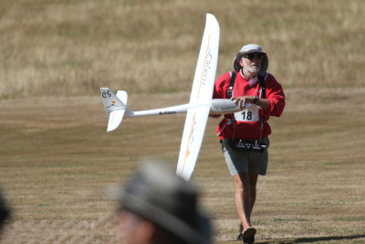 Colin Taylor with his Cularis glider, 0T8A7365.jpg