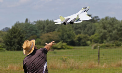 Steve launches Allen's F-22ish pusher, 0T8A7673.jpg