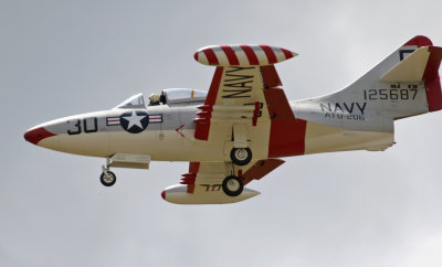 Colin Austen checks the undercarriage of the  Gruman F5F Panther, 0T8A8053.jpg