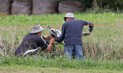 Andy helps Keith extract his Midget Mustang from the fence after a deadstick, 0T8A0373.jpg