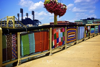 Andy Warhol Bridge: A Day Of Tribute In Knitted Yarn (2)