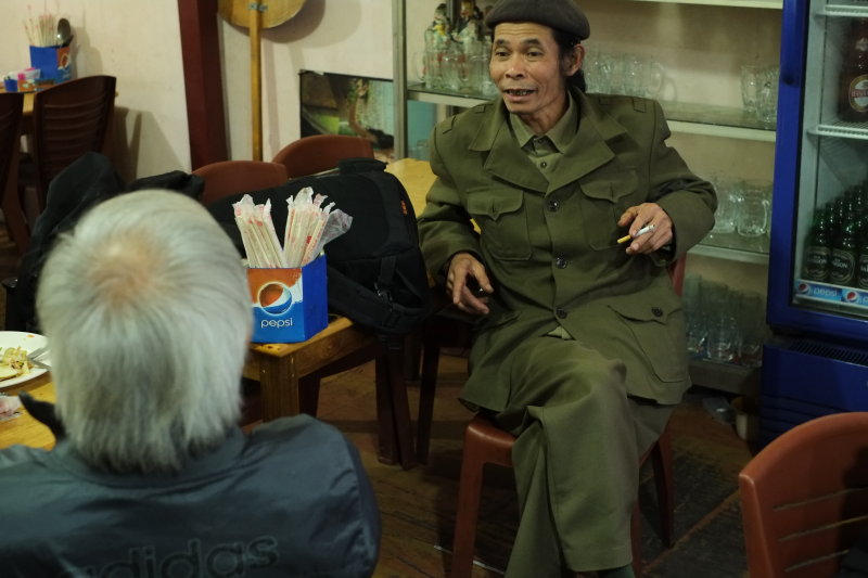 Bc Anh ni chuyn với anh chủ qun nướng