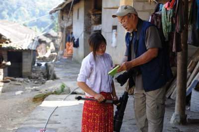 cô bé xin hình ở xã Lủng Cú.Hà Giang
