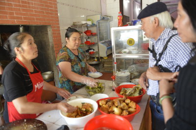 Ăn cơm trưa ở thị trấn Đồng Văn.