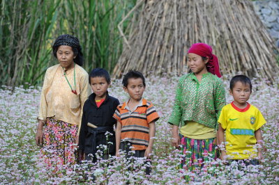 dân tộc Tày trong vườn hoa Tam Giác Mạch.Sủng Là.