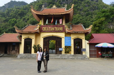 cô Hoa và Thanh Vân trước chùa Tam Thanh.Lạng Sơn.
