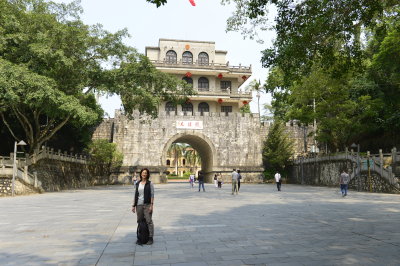Thanh Vân đang đặt chân lên đất Tàu.