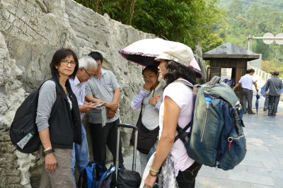 Chờ bác Anh mua Simcard China.Friendship Gate.