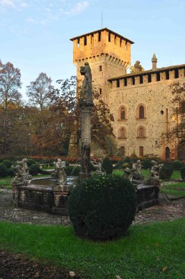 the tower and fountain of Orfeo.jpg