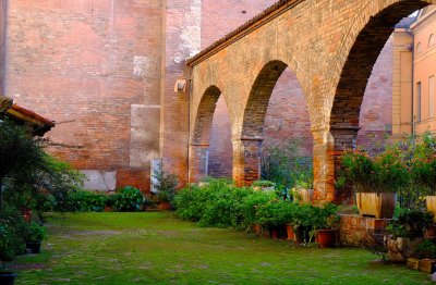 a secret garden in Duomo of Cremona.jpg