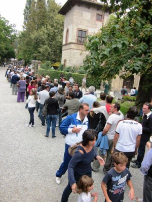the very long tail for the ticket a record of presence for GRAZZANO VISCONTI over 12 000 visitors.jpg