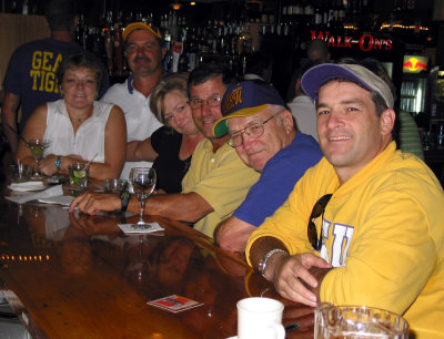 chillin-at-walk-ons.JPG