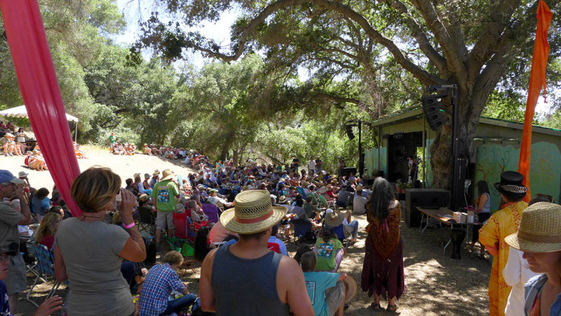 Shady Sunday afternoon at Stage Too