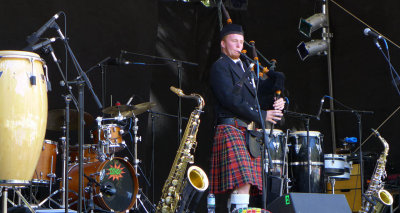 Riley Foster Evans opens Live Oak 2014 amid a sea of instruments