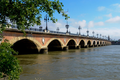 Pont de Pierre: ( Stone Bridge in English), The main access over the Garonne River