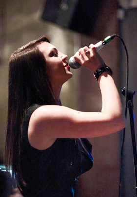 Lauren Miller croons Pearl Lounge