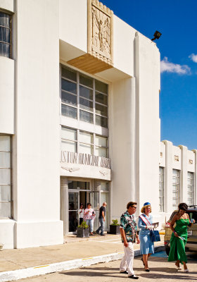 Vintage departs 1940 Air Terminal